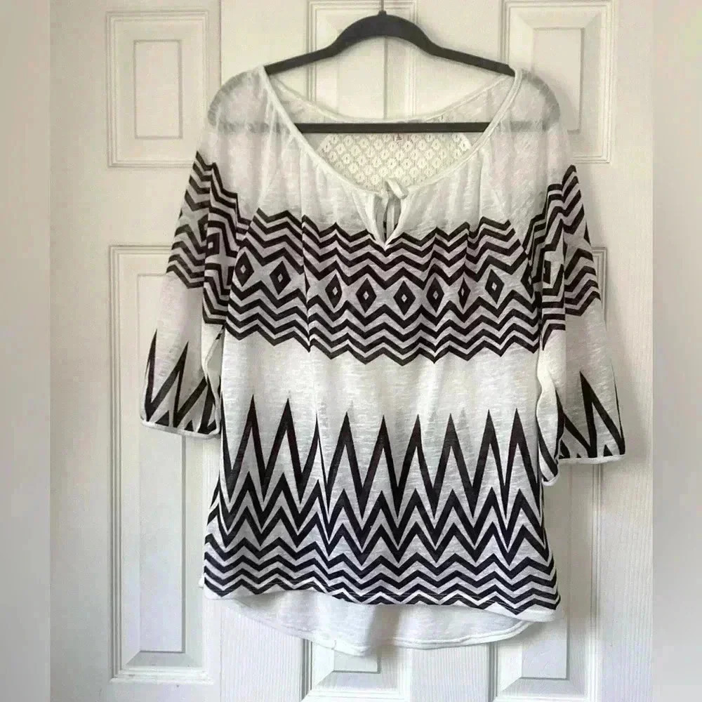 Jolt Cream & dark gray High/low Top with crochet lace detail on back size Large